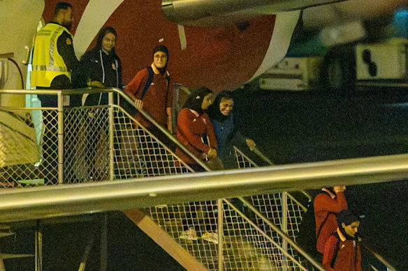 Des footballeurs iraniens atterrissent à Sydney mardi soir.