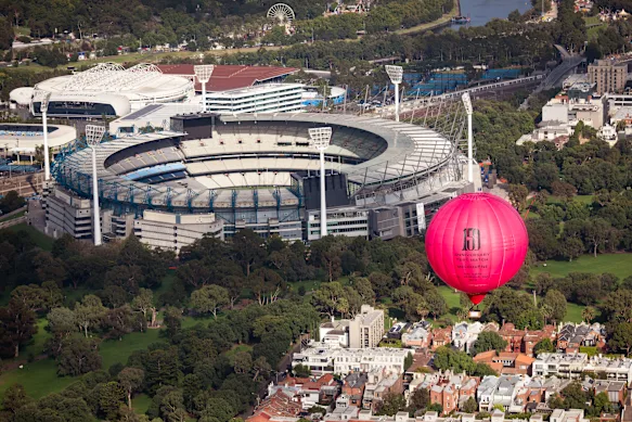 Une montgolfière flotte au-dessus du MCG mardi pour promouvoir le match test du 150e anniversaire entre l'Australie et l'Angleterre qui débutera au sol un an et un jour plus tard.