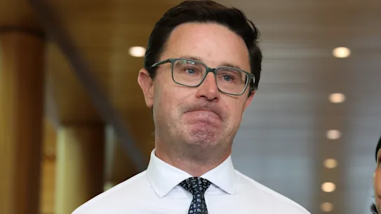 Le leader des Nationaux, David Littleproud, annonce sa démission de son poste de leader des Nationaux. Son épouse Amelia Littleproud était présente pour la déclaration.