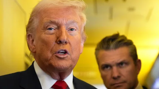 Le président Donald Trump s'adresse aux journalistes tandis que le secrétaire à la Guerre Pete Hegseth écoute lors d'un voyage à bord d'Air Force One à Miami ce week-end.