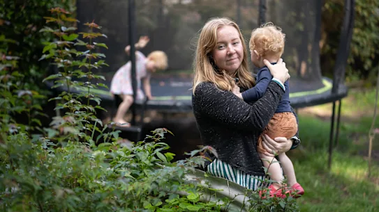 Kate avec ses deux plus jeunes enfants dans sa maison de Medlow Baths, qui présente des niveaux élevés de PFAS dans le sol.