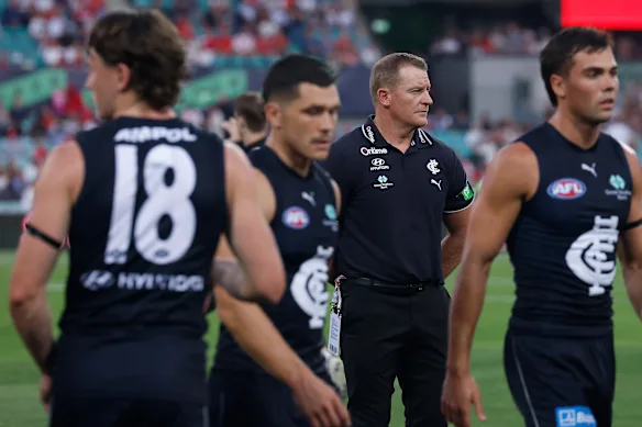 Michael Voss a un nouveau groupe sous sa garde alors que Ben Ainsworth (à gauche) et Campbell Chesser (à droite) quittent le groupe contre les Swans.