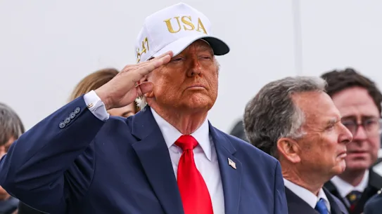 Le coût personnel de la guerre se fait déjà sentir. Donald Trump lors d'un service du week-end pour six soldats tués au Koweït.