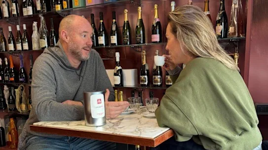 Luke Sayers et sa femme Cate dans un café de Lucques, en Toscane.