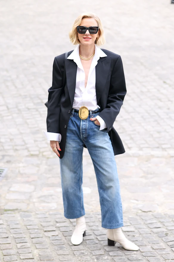 Naomi Watts devant le défilé Céline à la Fashion Week de Paris.