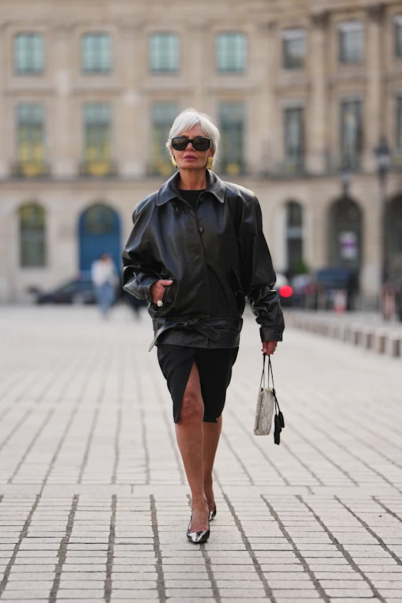 Le créateur de contenu Grece Ghanem dans une veste en cuir oversize de Saint Laurent.