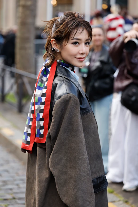 L'actrice hongkongaise Elva Ni devant le défilé Miu Miu à la Fashion Week de Paris.