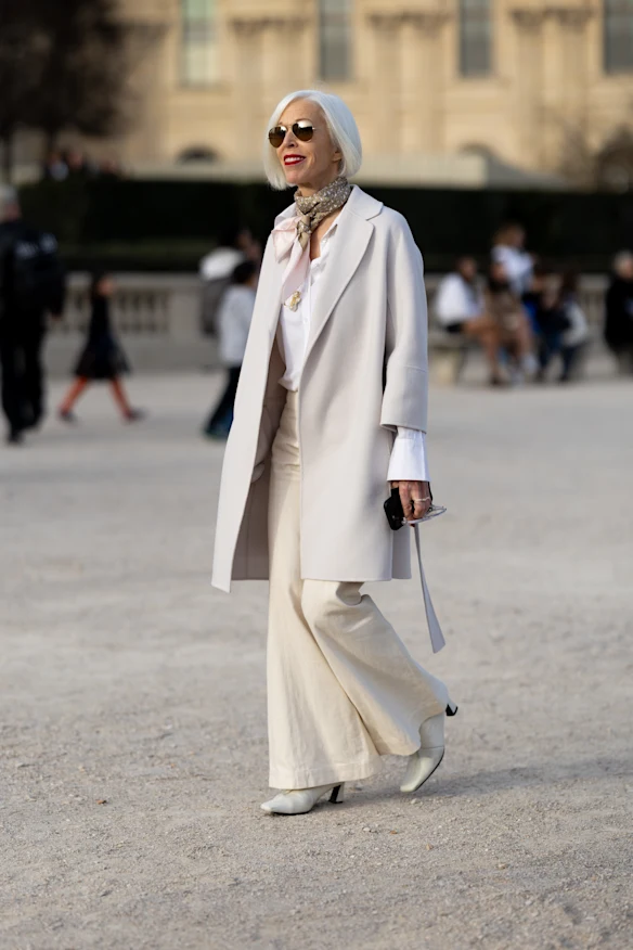 Linda Fargo, directrice de la mode féminine chez Bergdorf Goodman, devant le défilé Schiaparelli à la Fashion Week de Paris.