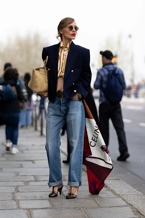 Le mannequin ukrainien Viky Rader devant le défilé Céline à la Fashion Week de Paris.