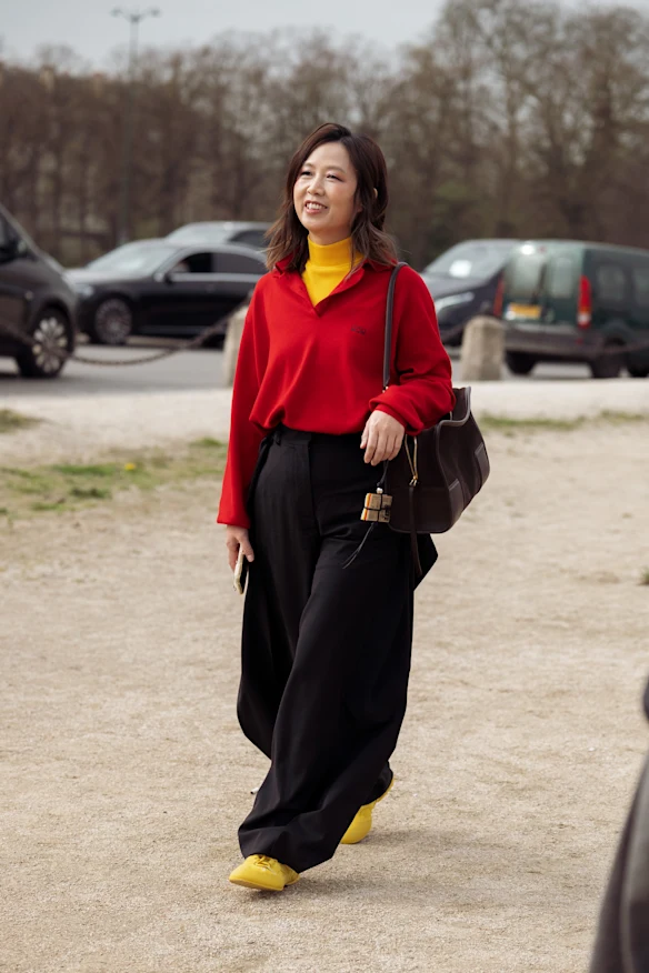 Invité devant le défilé Loewe à la Fashion Week de Paris.