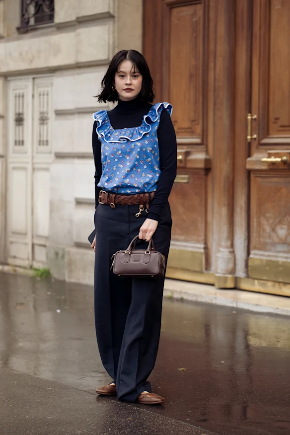 Invitée à l'extérieur du défilé Miu Miu à la Fashion Week de Paris.
