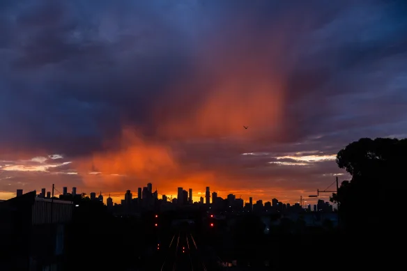 Aube sur Melbourne en février après une autre nuit chaude.