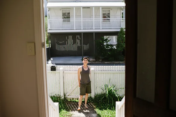 Cetois a déclaré qu'elle quittait souvent sa maison et travaillait dans une bibliothèque locale lors des journées chaudes. 