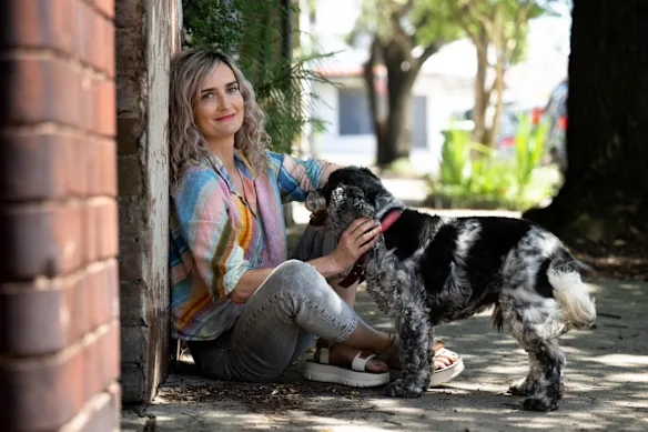Hannah Carroll Chapman (avec son chien Iggy Pup), la créatrice du redémarrage de Heartbreak High.