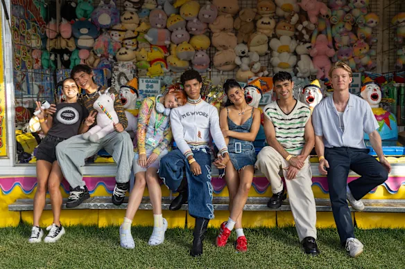 Le gang Heartbreak High (de gauche à droite) : Sherry-Lee Watson, Brodie Townsend, Chloé Hayden, James Majoos, Ayesha Madon, Thomas Weatherall, Bryn Chapman Parish.