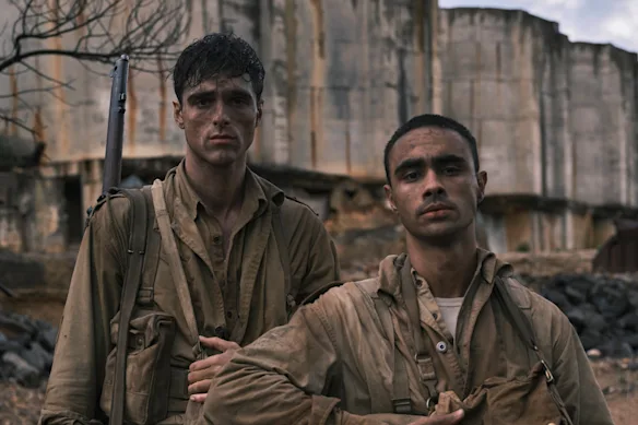 Jacob Elordi (à gauche) dans le rôle de Dorrigo Evans et Thomas Weatherall dans le rôle de Frank Gardiner dans The Narrow Road to the Deep North.