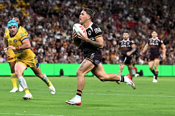 Reece Walsh marque un essai contre les Eels.