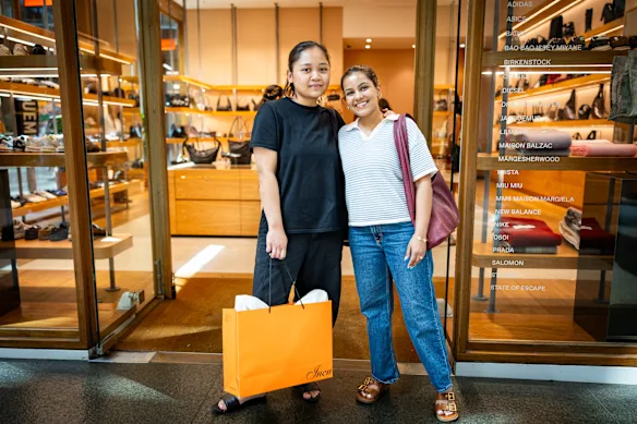 Ayu, 26 ans, et Nat, 30 ans, font du shopping chez Incu, The Galeries, Sydney.