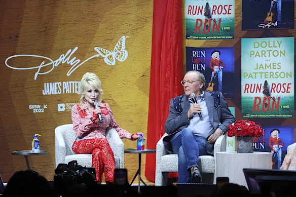   Dolly Parton et James Patterson en conversation en 2022.