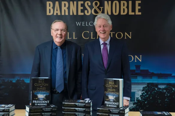 James Patterson (à gauche) et Bill Clinton.