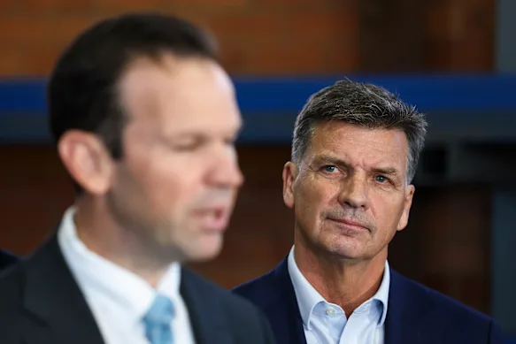 Le sénateur Matt Canavan, leader national, et le chef de l'opposition Angus Taylor lors d'une visite à Eze Steel Canberra, à Fyshwick.