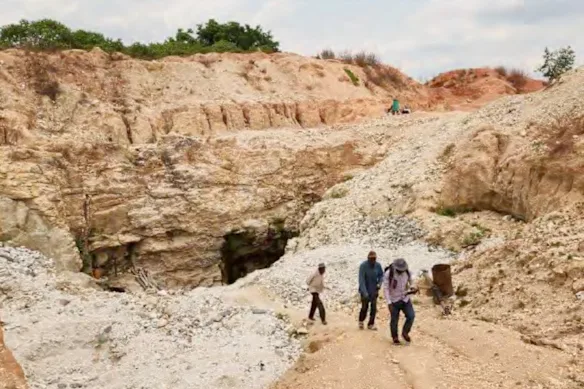 Spodumène de lithium dans les projets de lithium nigérians de Chariot Resources dans l'État d'Oyo.