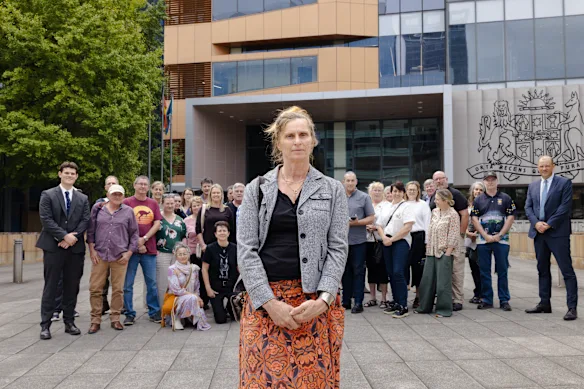 Dods avec certains de ses partisans devant le tribunal de district de Parramatta.