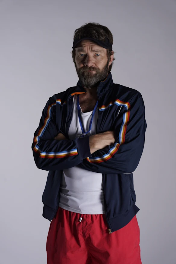 Joel Edgerton dans le rôle de l'entraîneur « Daddy Wags » dans The Plague.