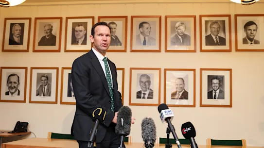 Le leader national Matt Canavan arrive à une conférence de presse après son élection.