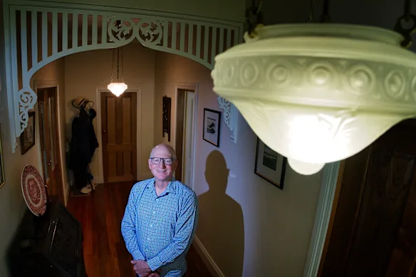 Tim Forcey, défenseur de l'électrification, affirme qu'il doit utiliser un déshumidificateur pour maintenir l'humidité de sa maison à un niveau optimal.