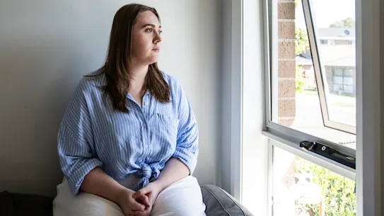 Cailey Thurlow, 24 ans, a déclaré que la conception des fenêtres bloque la brise, contribuant ainsi à rendre l'appartement insupportablement chaud en été.