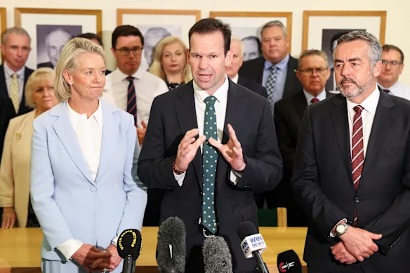 Matt Canavan après son élévation à la direction des Nationaux mercredi, flanqué de la sénatrice Bridget McKenzie et du nouveau chef adjoint Darren Chester.