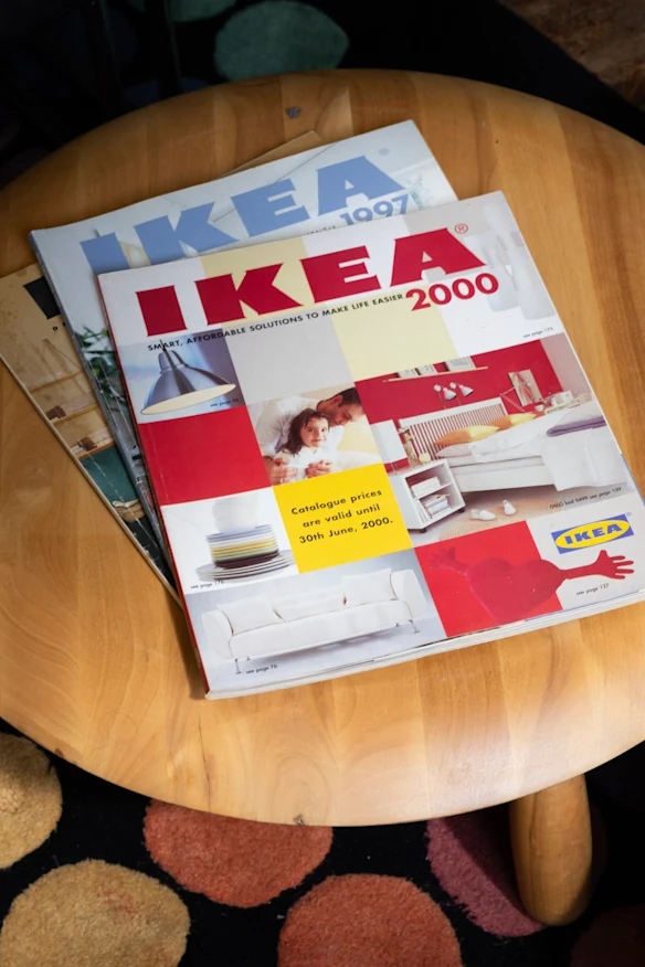 Mumford a trouvé les catalogues IKEA originaux de son année de naissance et de celle de son partenaire, ainsi qu'un catalogue datant de 2000.