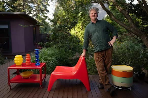 Matthew Sullivan avec certaines de ses pièces IKEA vintage, notamment la verrerie conçue par Anne Nilsson, la table d'appoint IKEA PS 2014 On the Move conçue par T. Richardson, C. Brill & A. Williams, le bol postmoderne PS Series d'Ola Wihlborg (jaune) et le fauteuil Vågö, conçu par Thomas Sandell. 