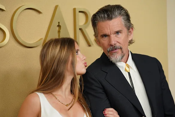 Hawke, avec sa cravate bolo et sa fille Indiana, lors du déjeuner des nominés aux Oscars le mois dernier.