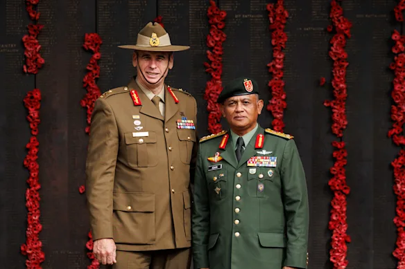 Le général de division Andrew Freeman avec le général de division de l'armée malaisienne Dato' Azhan bin Md Othman à Canberra l'année dernière.