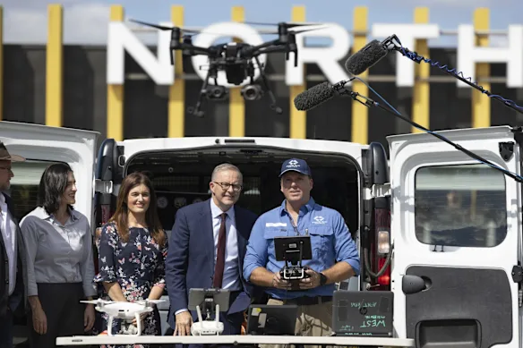 Le Premier ministre Anthony Albanese a fait campagne avec Disaster Relief Australia dans le Queensland lors des élections de 2022. 