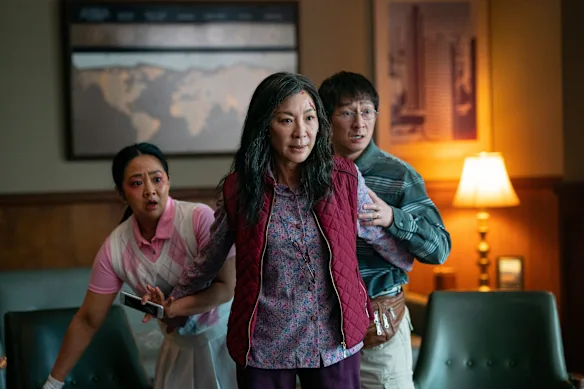 Jackie Chan a failli jouer le rôle de Michelle Yeoh dans Everything Everywhere All At Once. Cela aurait été un film complètement différent.