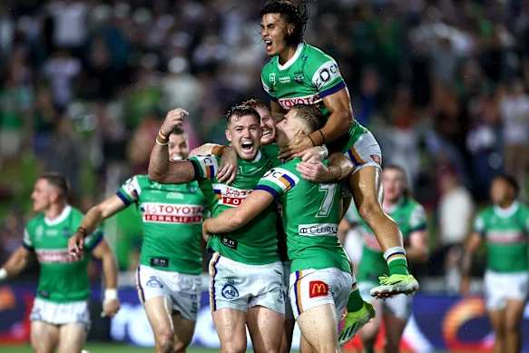 Les Raiders célèbrent leur victoire à Brookvale le week-end dernier.