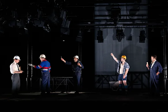 (De gauche à droite) Ben Walter, Simon Maiden, Rohan Nichol, Darcy Kent et Steve Bastoni dans une scène de West Gate.
