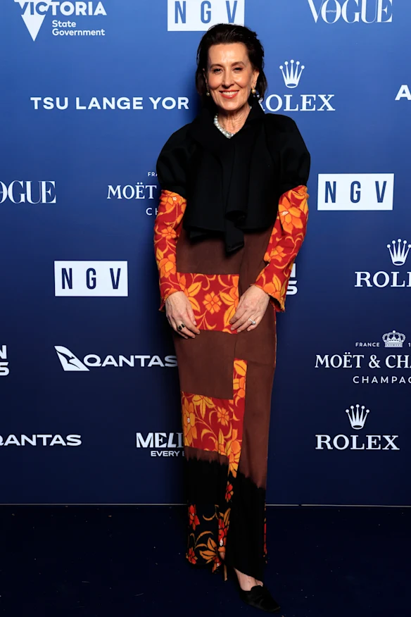 Trioli dans une robe Comme des Garçons vintage des années 1990 et un haussement d'épaules au Gala NGV 2025. 