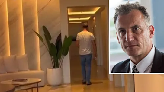 Antony Catalano dans son immeuble de St Kilda samedi après avoir comparu devant le tribunal vendredi.