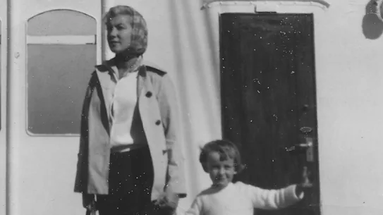Sheryle Bagwell, enfant, et sa mère lors d'une croisière de Sydney à Melbourne.
