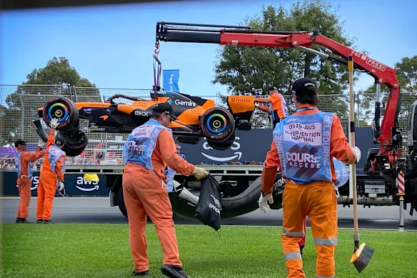Oscar Piastri a perdu le contrôle de sa voiture lors d'une accélération lors d'un tour de chauffe à Melbourne. 
