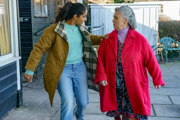 Mandip Gill dans le rôle de Neha et Dawn French dans le rôle de Debbie dans Can You Keep A Secret ?