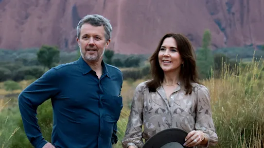 Le roi Federik X et la reine Mary posent pour des photos devant Uluru.