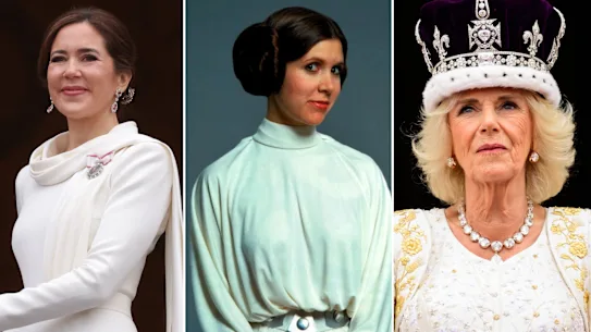 La reine Marie sur le balcon du palais de Christiansborg dans une fresque de Soeren Le Schmidt ; Carrie Fisher dans le rôle de la princesse Leia dans « Star Wars » dans une robe de John Mollo, lauréat d'un Oscar ; La reine Camilla sur le balcon du palais de Buckingham après son couronnement en mai, vêtue d'une tunique Burce Oldfield. Getty, fourni, Alamy