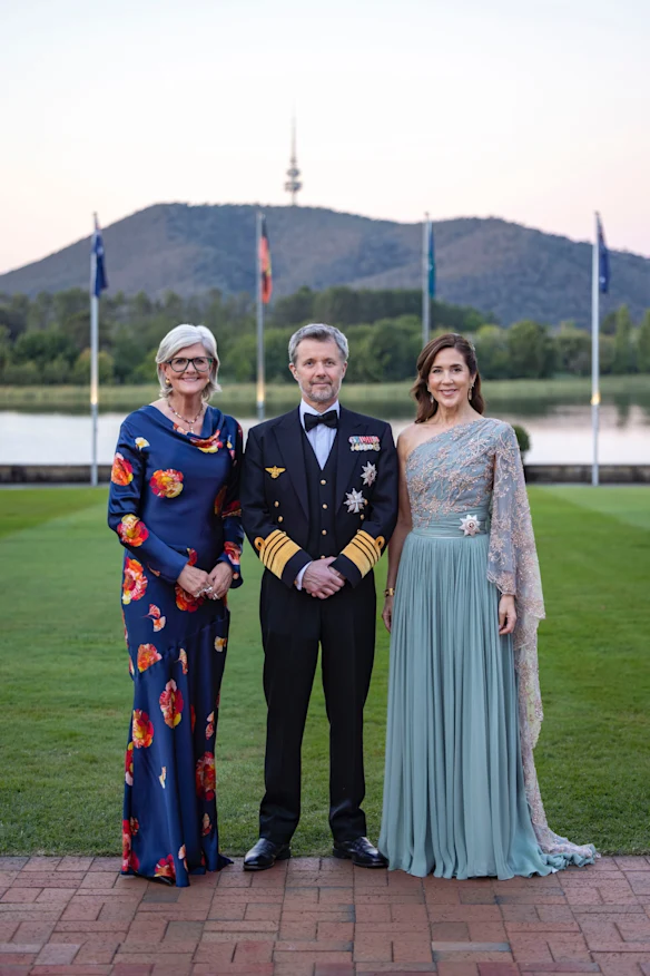 La reine Mary porte une robe bleue retravaillée par le créateur danois Jesper Høvring lors du dîner d'État à la Maison du Gouvernement dimanche soir.
