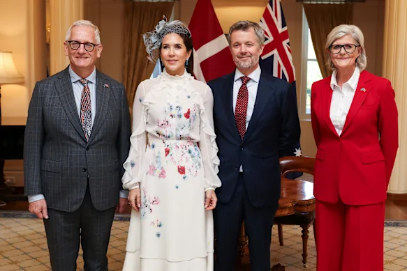 De gauche à droite : l'époux du gouverneur général Simeon Beckett, la reine Mary du Danemark, le roi Frederik X du Danemark et le gouverneur général Sam Mostyn à la Maison du Gouvernement dimanche.