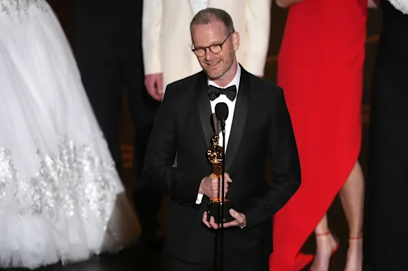 Joachim Trier reçoit le prix du long métrage international pour Valeur sentimentale.